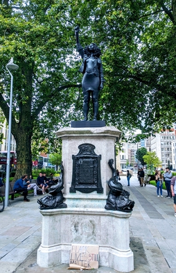 London statues: Marc Quinn, A Surge of Power (Jen Reid) statue, Bristol, UK. 2020. Photo by Alex Richards via Wikimedia Commons (CC BY-SA 4.0).