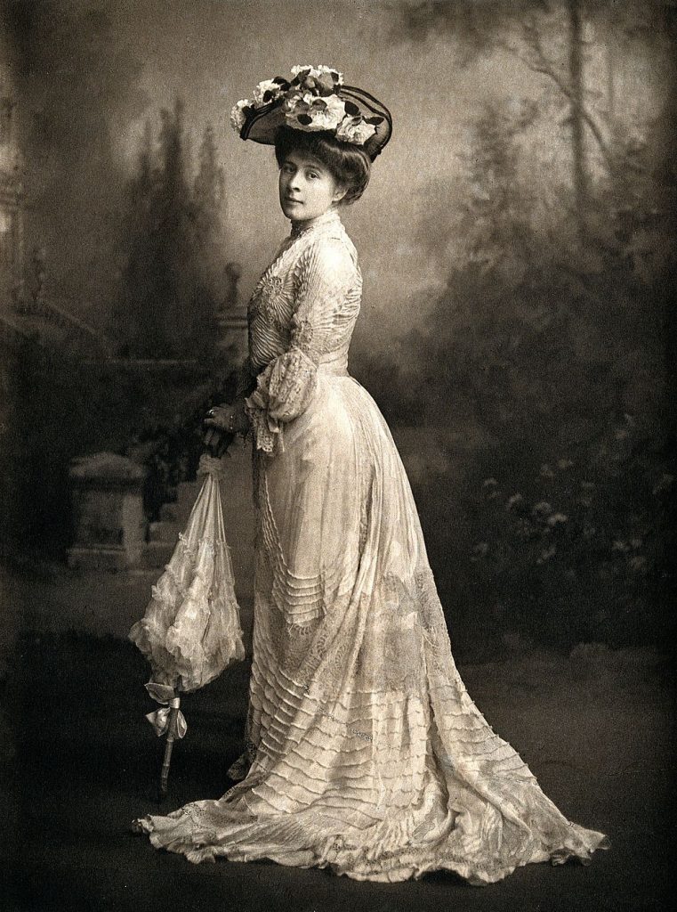 Women Interior Designers: Women Interior Designers: Photo of Syrie Maugham, 1901. Wellcome Images (CC BY-SA 4.0).