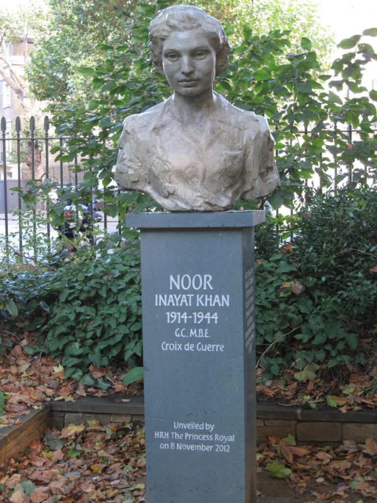London statues: Karen Newman, Noor Inayat Khan, 2012, London, UK. Photo by Henk van der Wal via Wikimedia Commons (CC BY-SA 3.0).