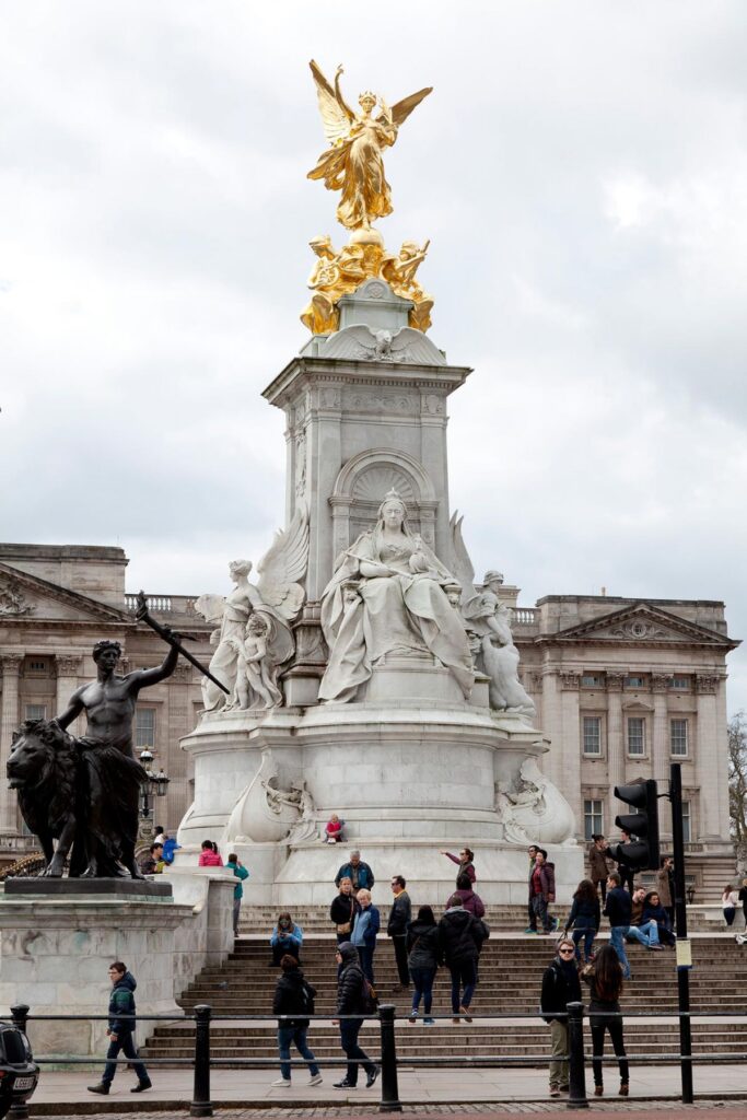 London statues: Sir Thomas Brock, Queen Victoria statue, 1924, Buckingham Palace, London, UK. Royal Parks.
