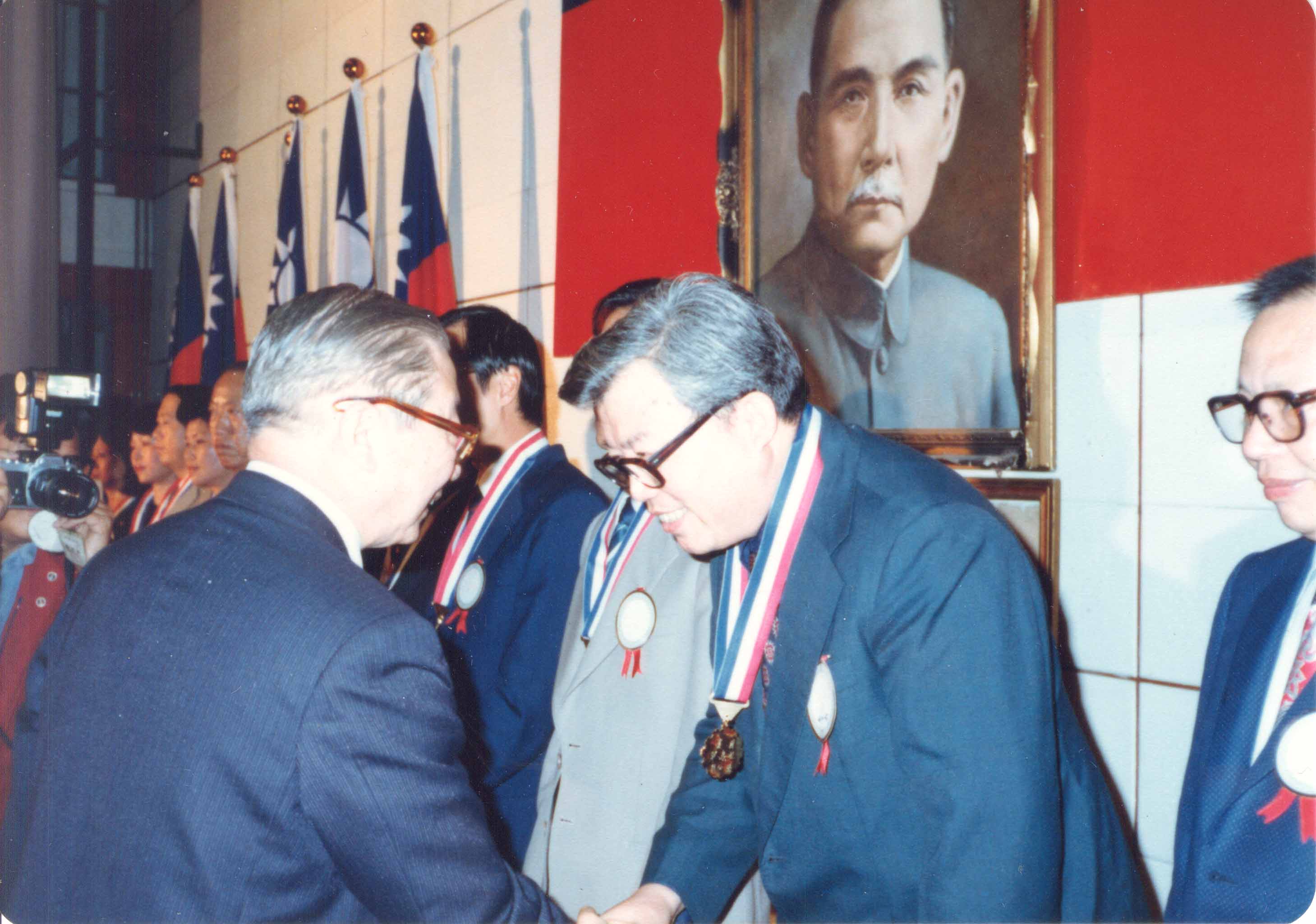 頒發「中興文藝獎章」(1982年)